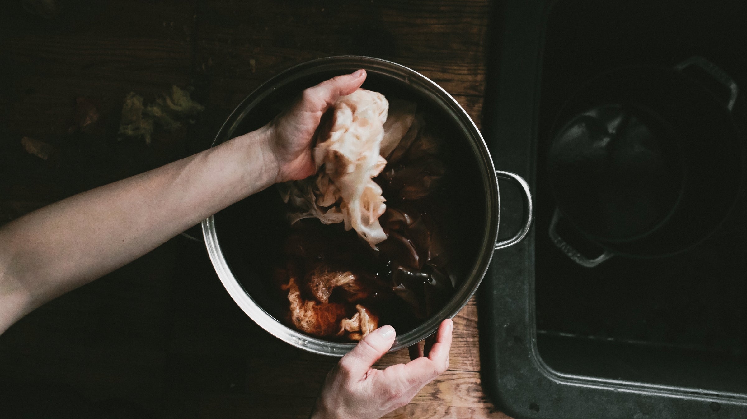 DIY/ Dyeing with Onion Skins