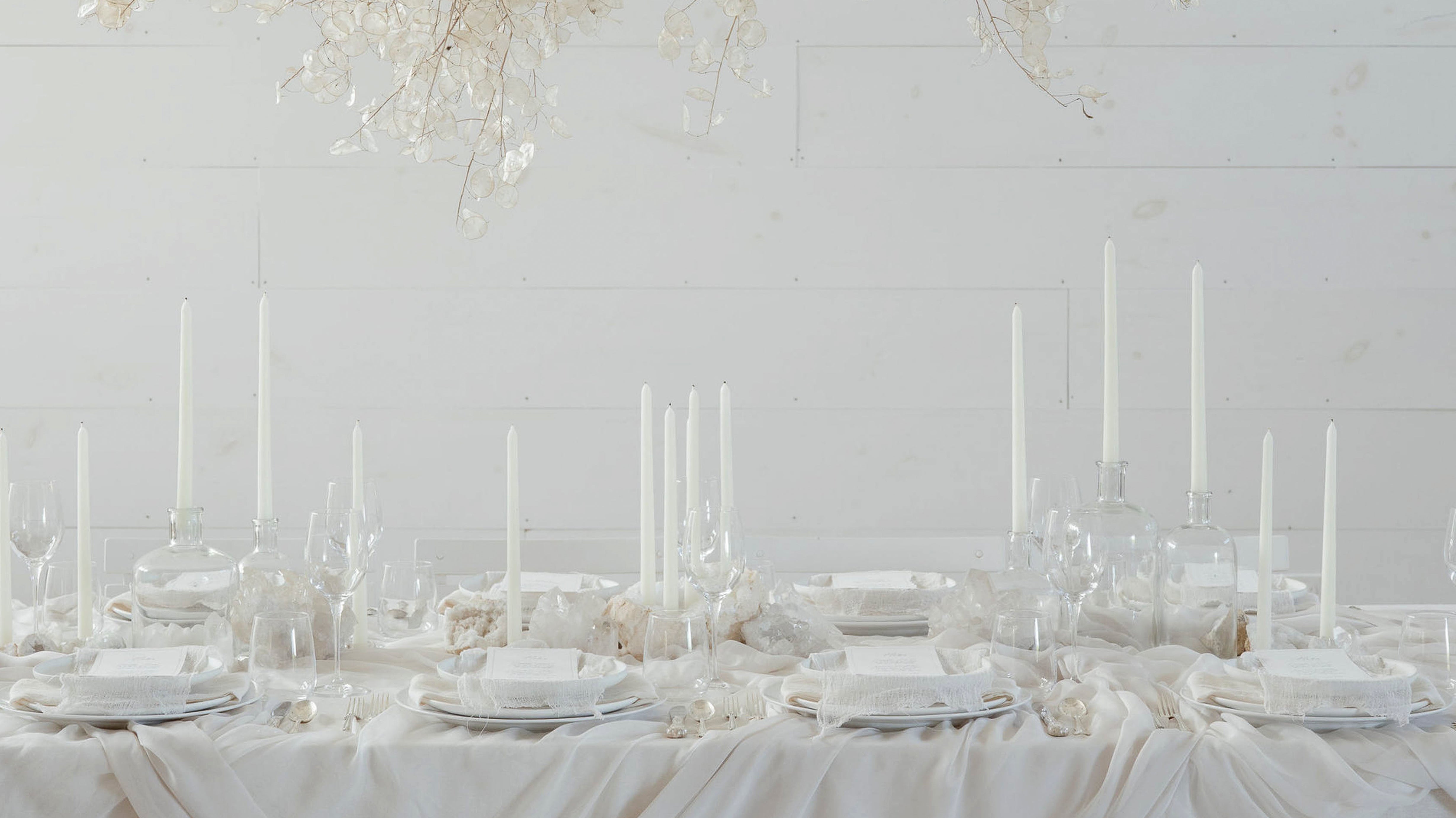 Setting your Monochromatic White Tablescape