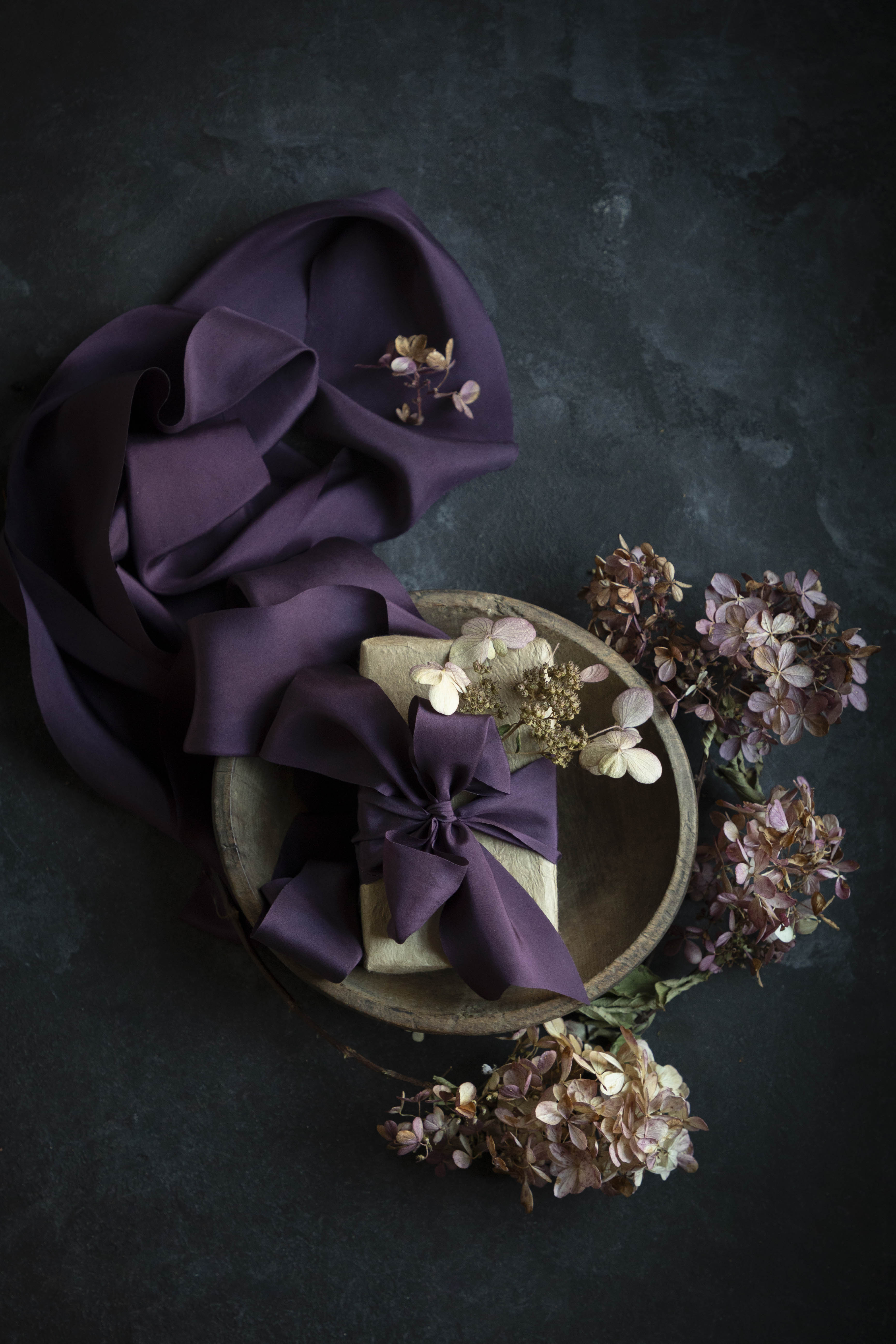 how to make a gift look expensive with luxury silk ribbons. how to wrap a gift