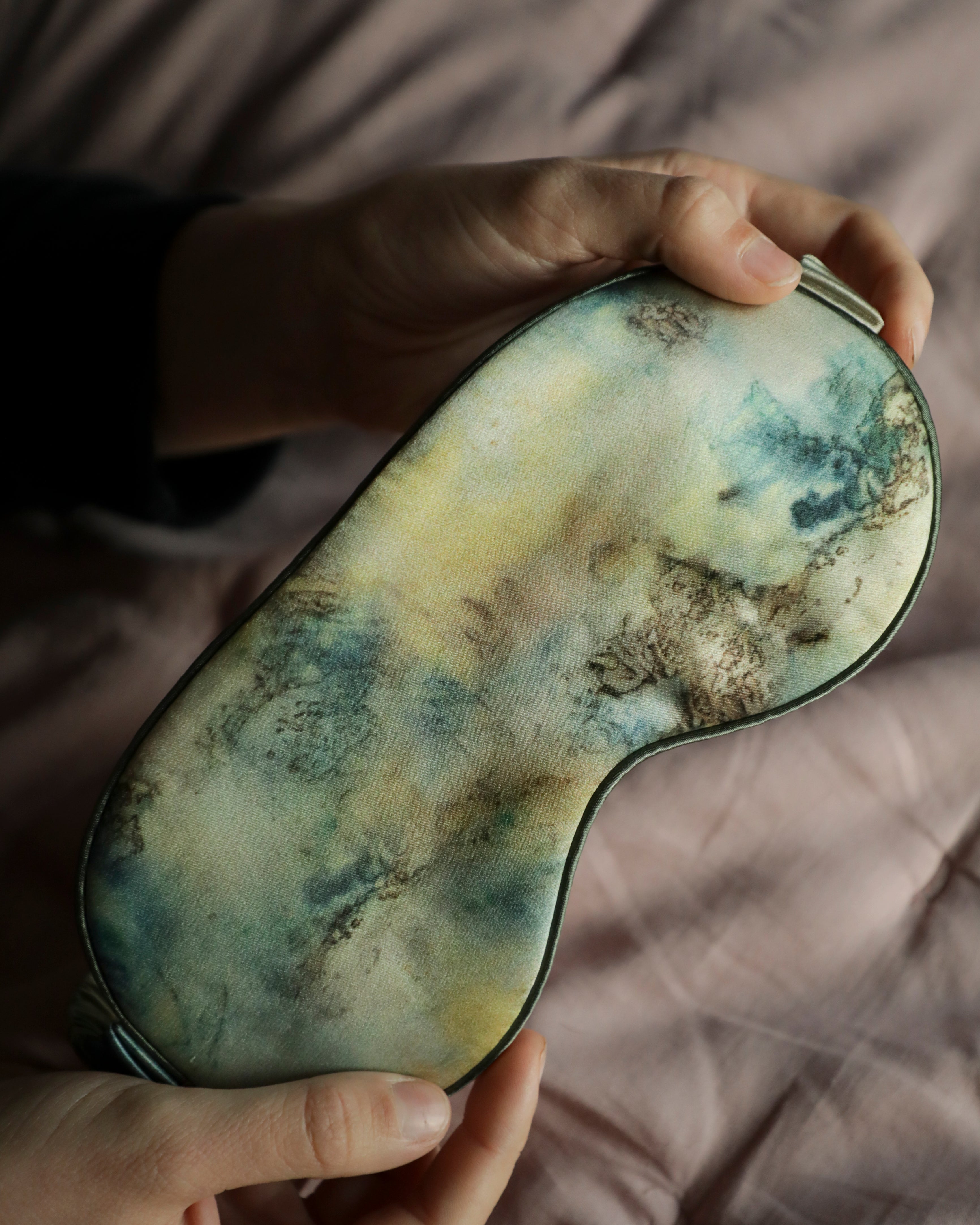 luxury 100% silk sleep mask for restful sleep and healthy eyes