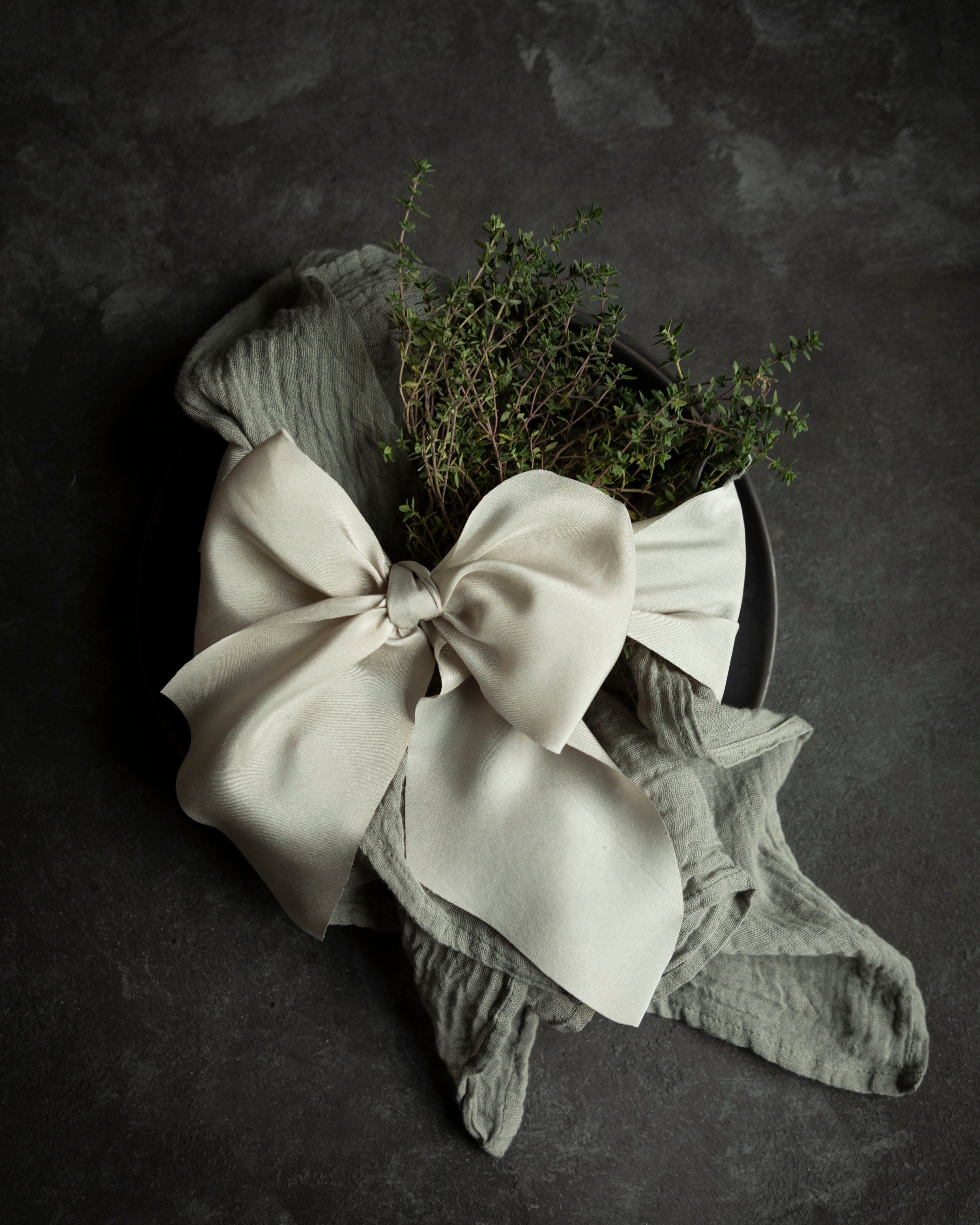 Eco-friendly gray cotton napkins for elegant wedding decor. French gray napkins with champagne ribbon bow.