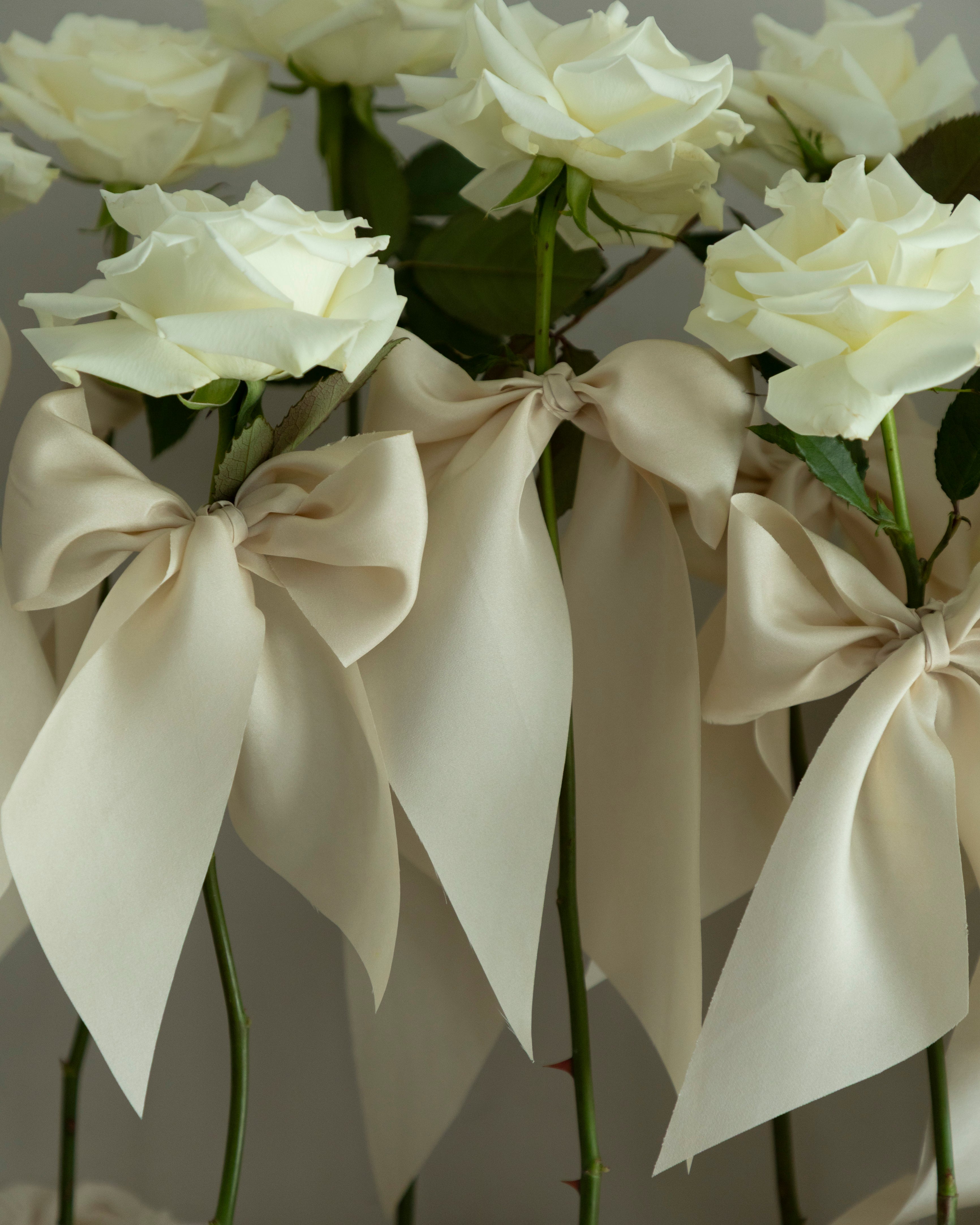 a unique way to display white roses at your wedding