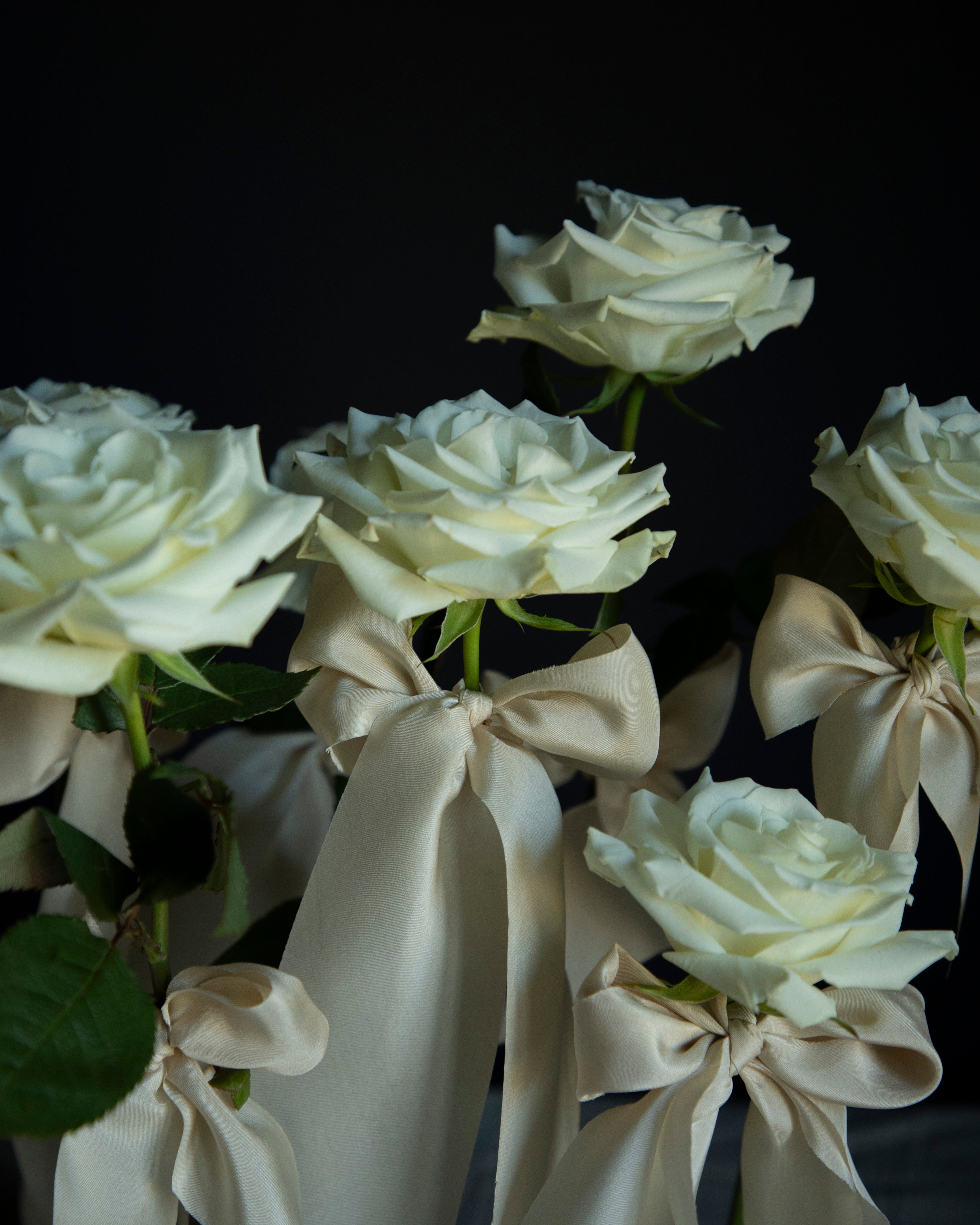 wedding table decor with white roses