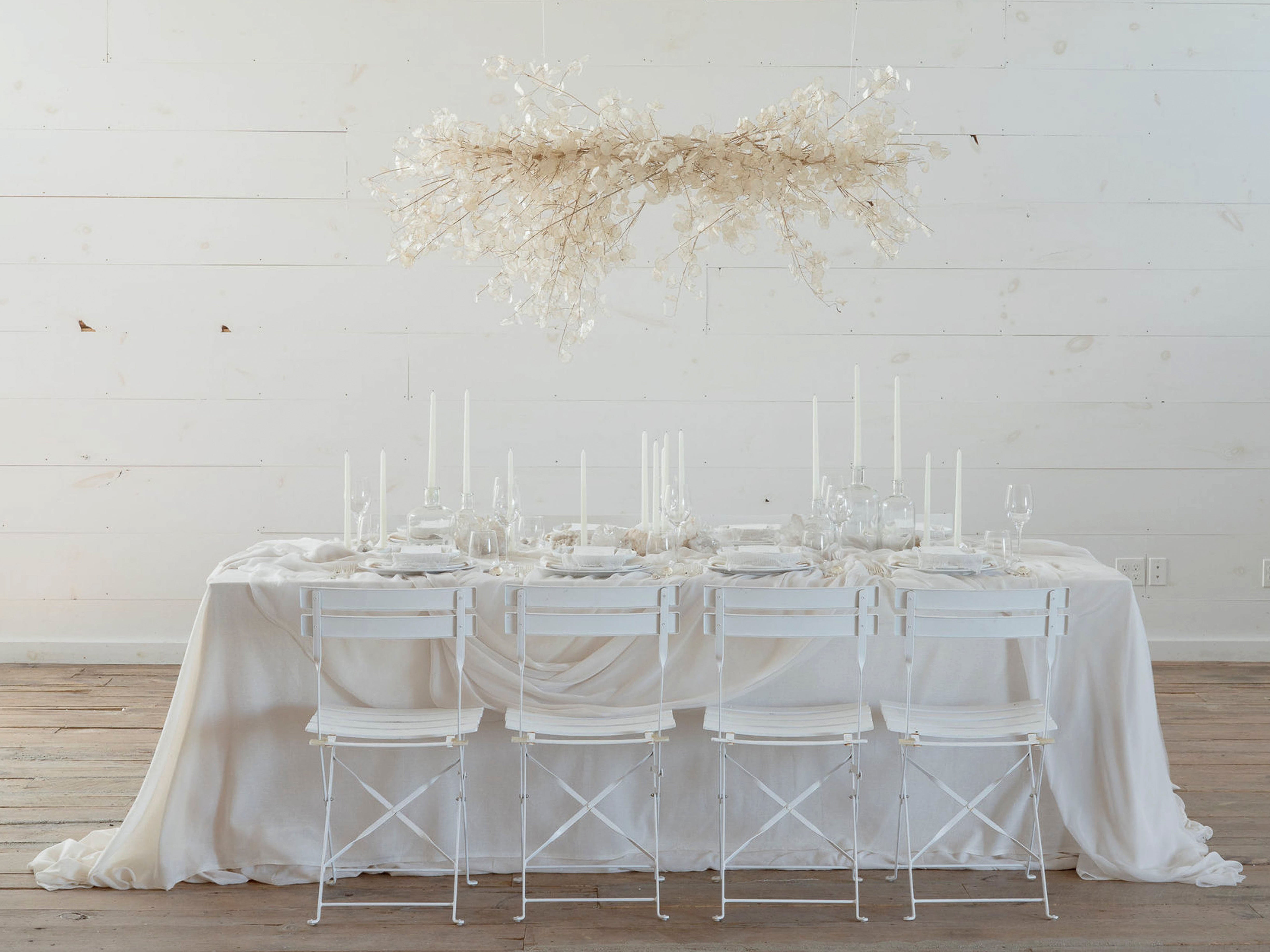 How to create a Monochromatic White table setting for your wedding day with silk and willow table linens