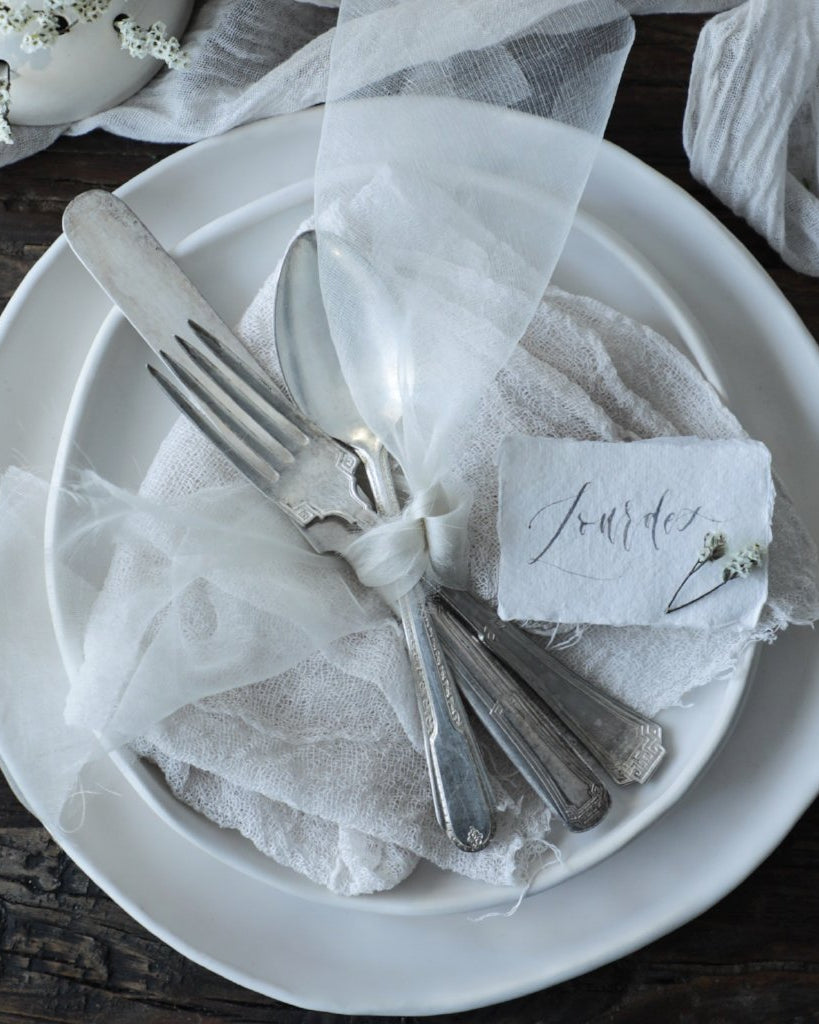 tablescape ideas with silk and willow antique white napkins and table runner