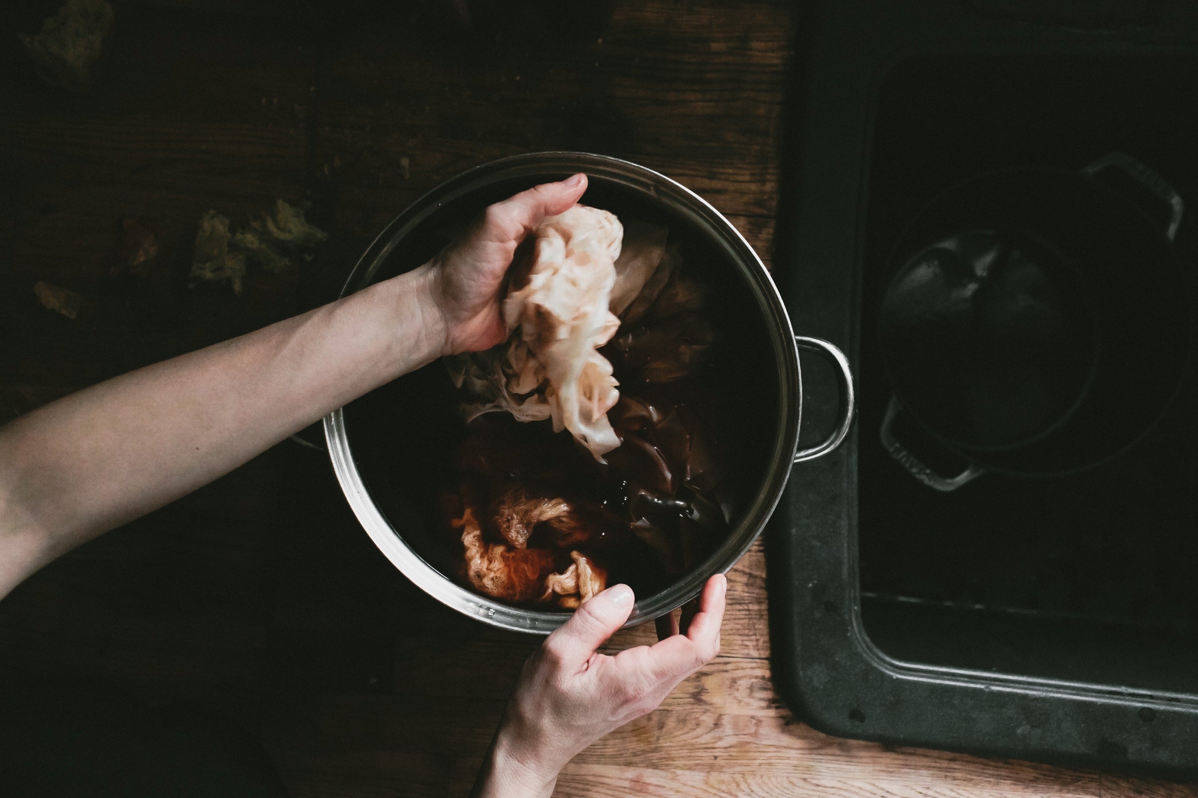 DIY/ Dyeing with Onion Skins