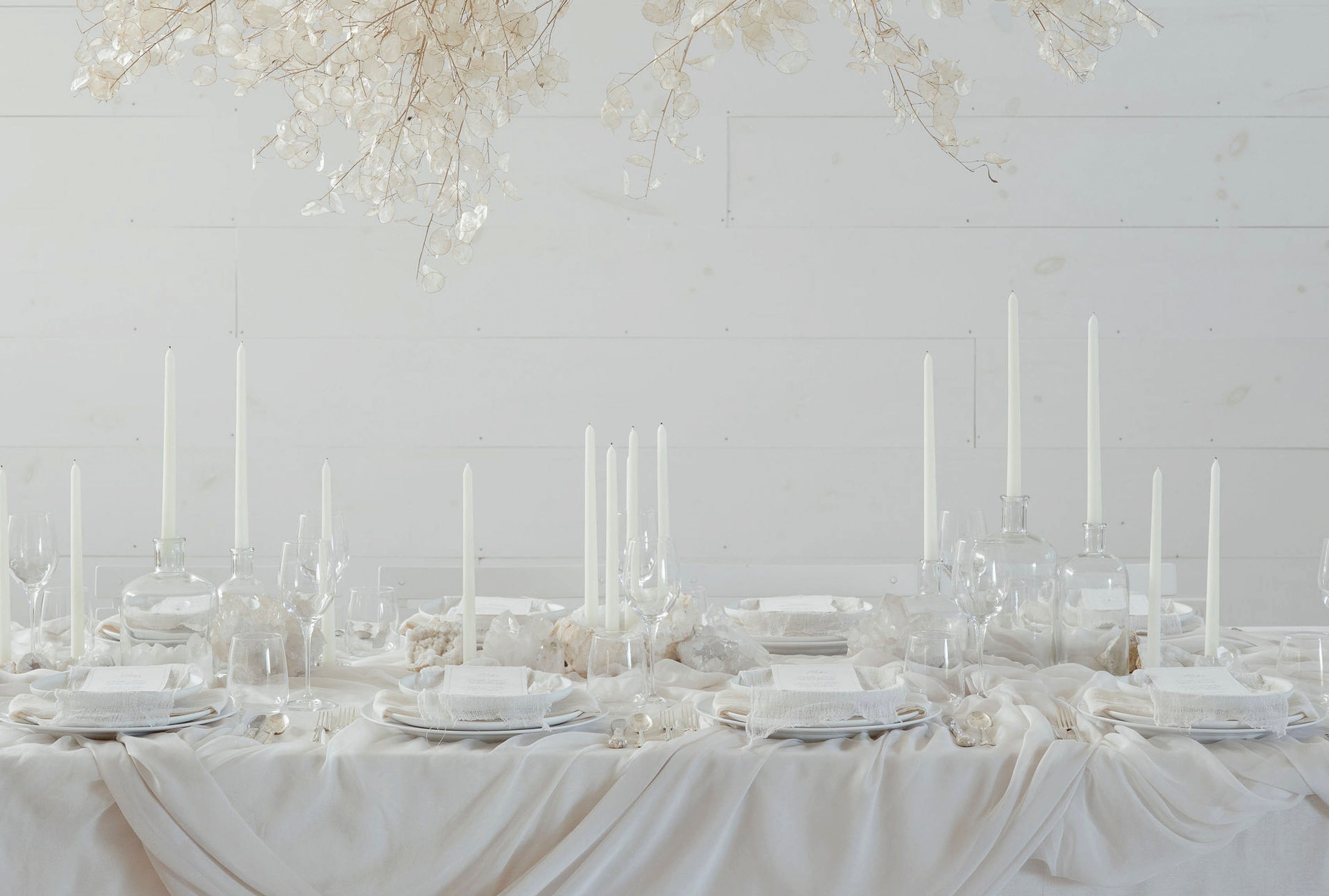 Setting your Monochromatic White Tablescape