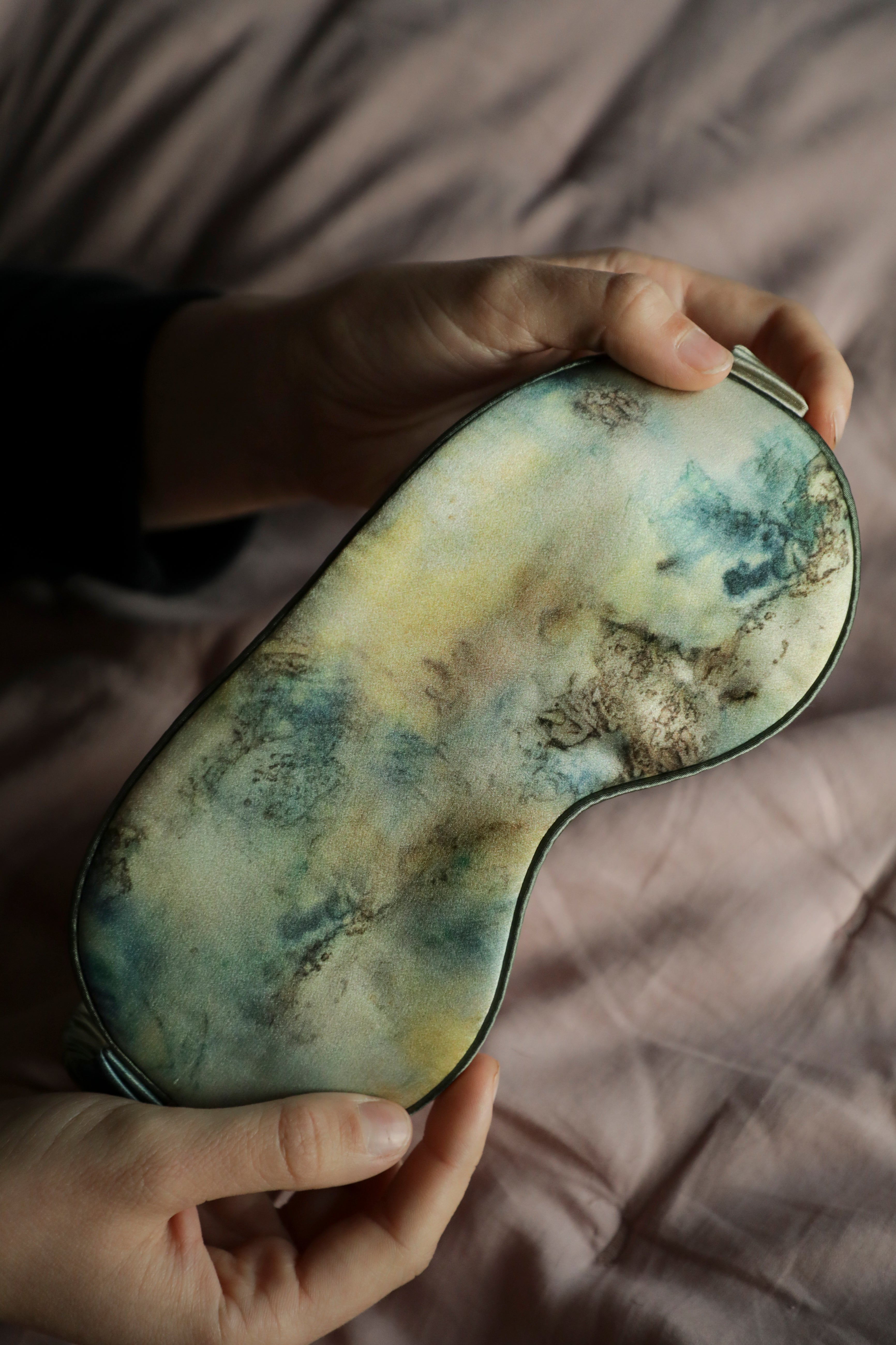 luxury 100% silk sleep mask for restful sleep and healthy eyes