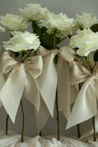a unique way to display white roses at your wedding