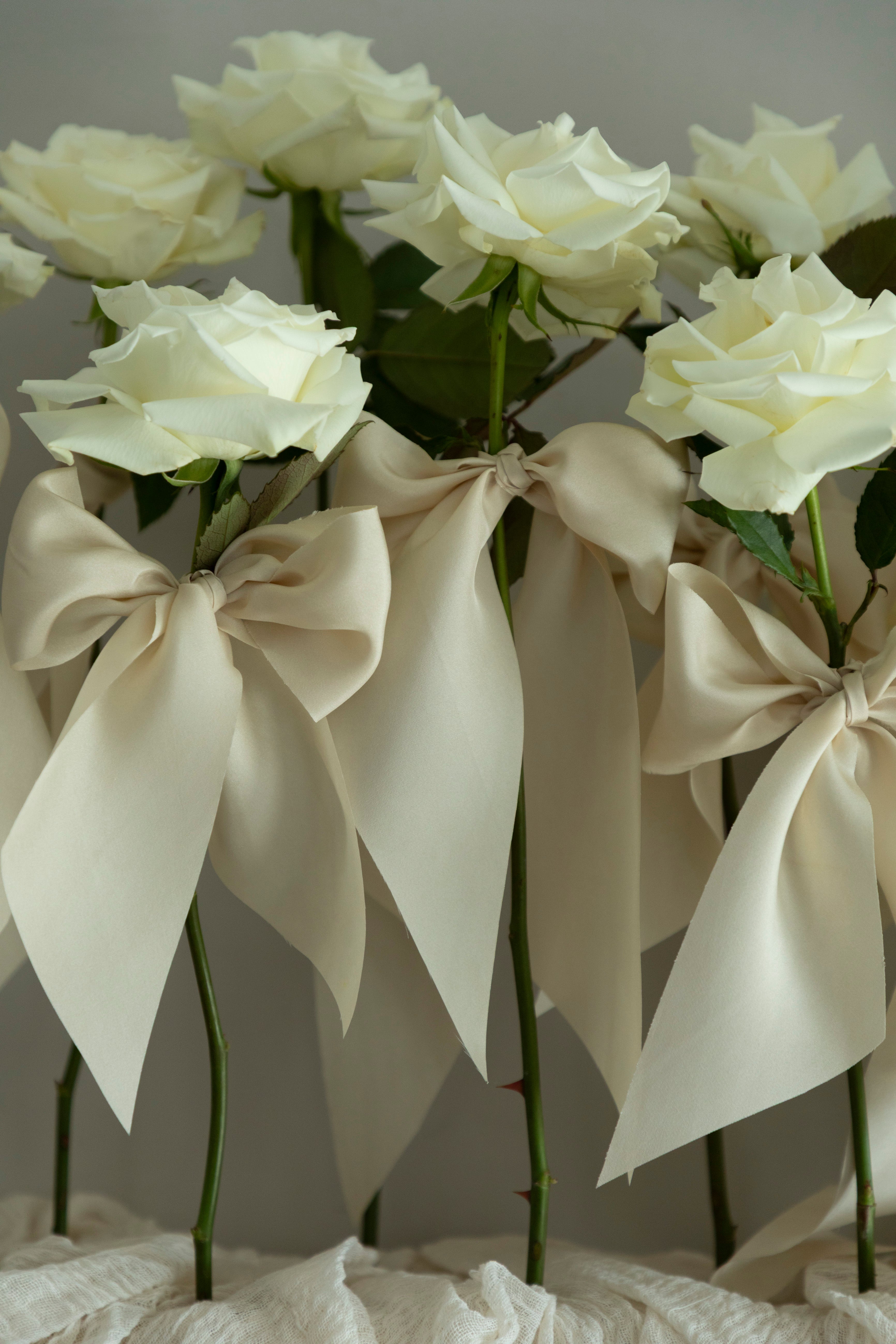a unique way to display white roses at your wedding