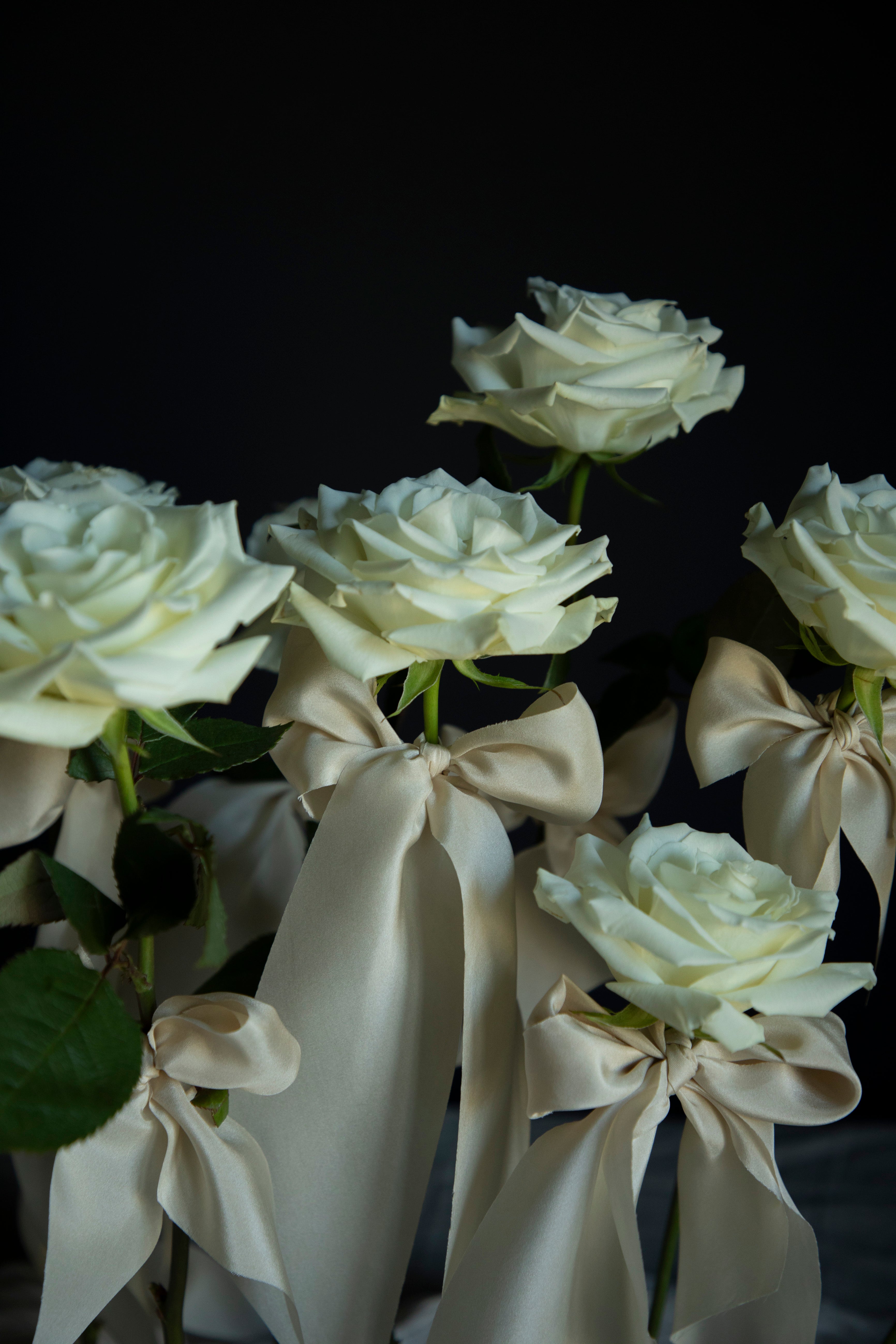 wedding table decor with white roses 