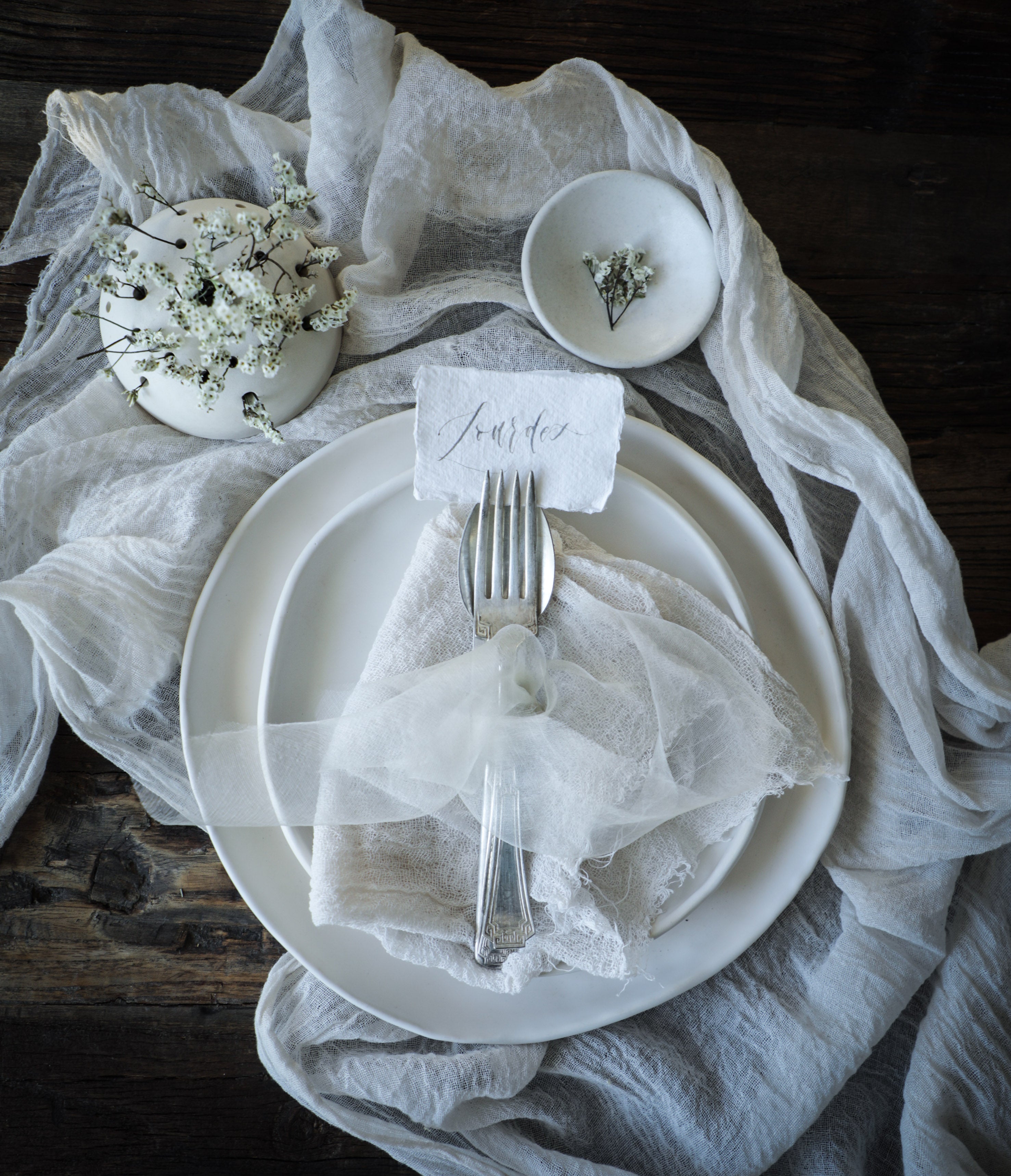 Grey and white table runner outlet