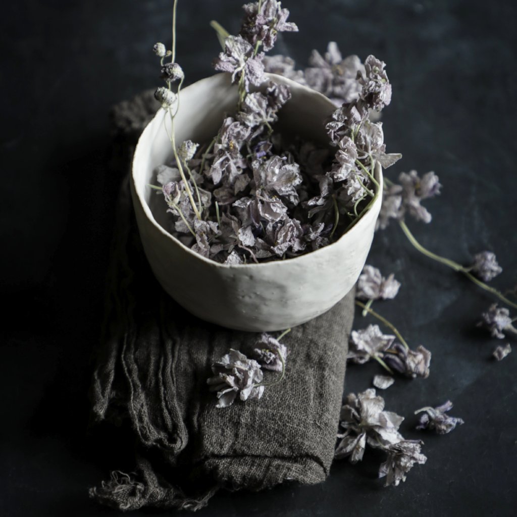 Silk & Willow plant dyed table linens. Napkins, organic cotton napkins. natural cotton napkins. Table setting. product styling